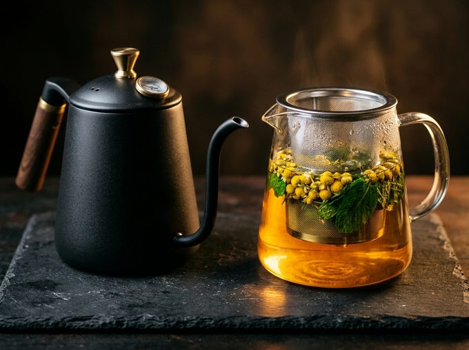 Infusion vs. Decoction: Water Temperature & Steep Times for Leaves, Flowers and Roots